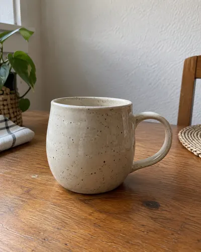 Foto de entrada de una taza de cerámica sobre una mesa